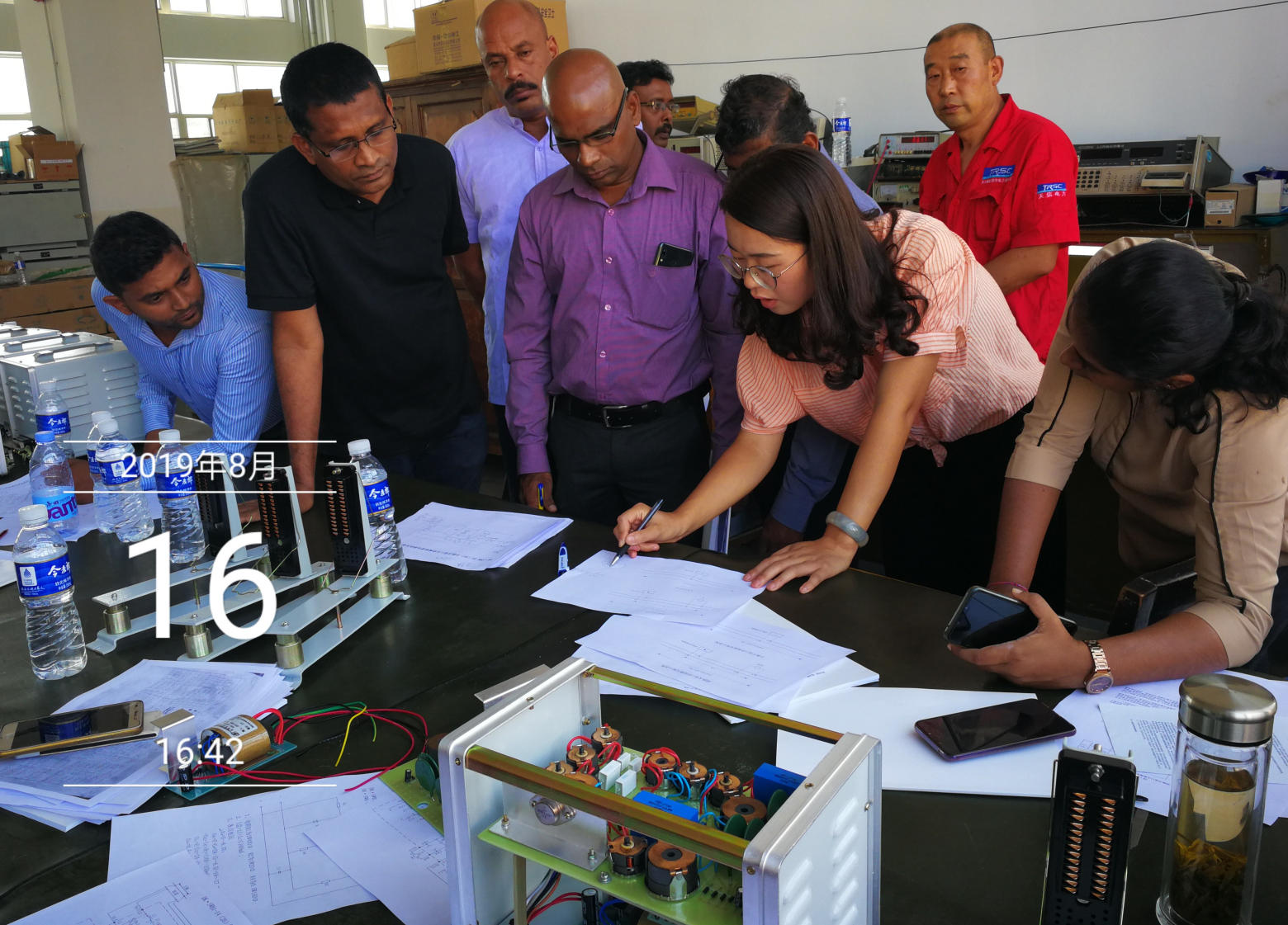 铁路平交道口信号设备和系统。