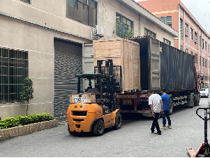 公司可为国外椰子加工企业提供初榨椰子油液体灌装线。