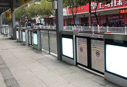 In the rapid high-capacity bus (BRT) facility project of a certain city, our company provided platform screen door system services.